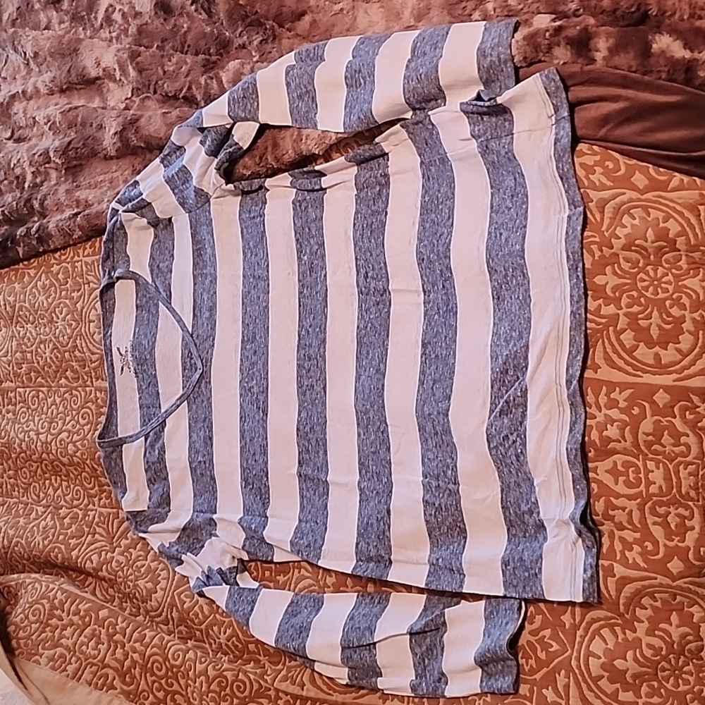 Long sleeve V neck tee